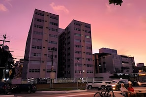 A multi-story building with a flat facade and rectangular windows. - Apartamento no Edifício Beira Mar (João Pessoa)