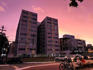 Un edificio de varios pisos con un letrero que indica el Hotel Littonal.