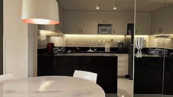 Appartement | Privékeuken | Een koelkast, een magnetron, een oven, een kookplaat