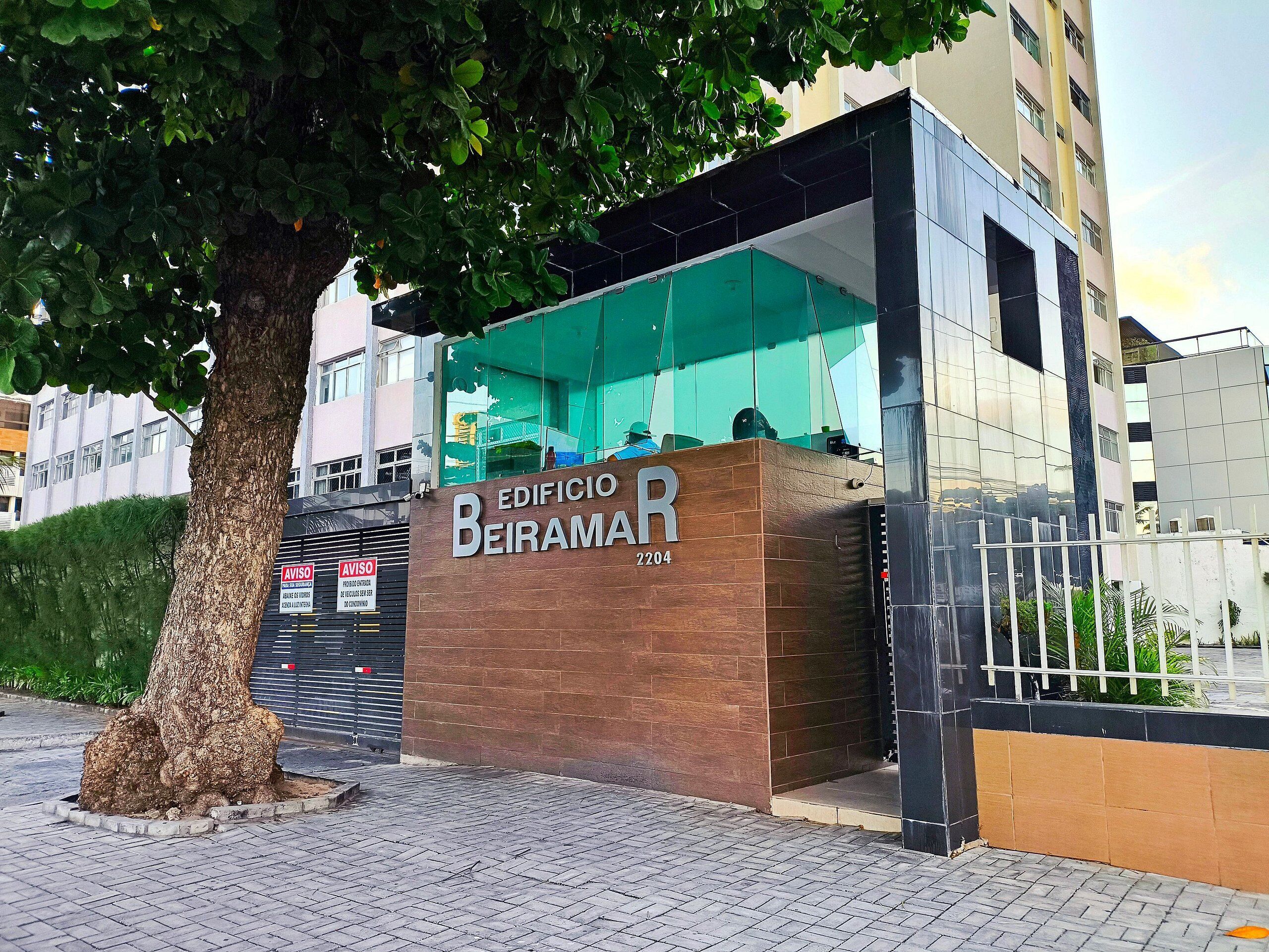 A modern building with a sign reading "EDIFICIO Beiramar 2294".