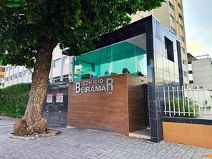 Moderni rakennus, jonka kyltissä lukee: ”EDIFICIO Beiramar 2294”.