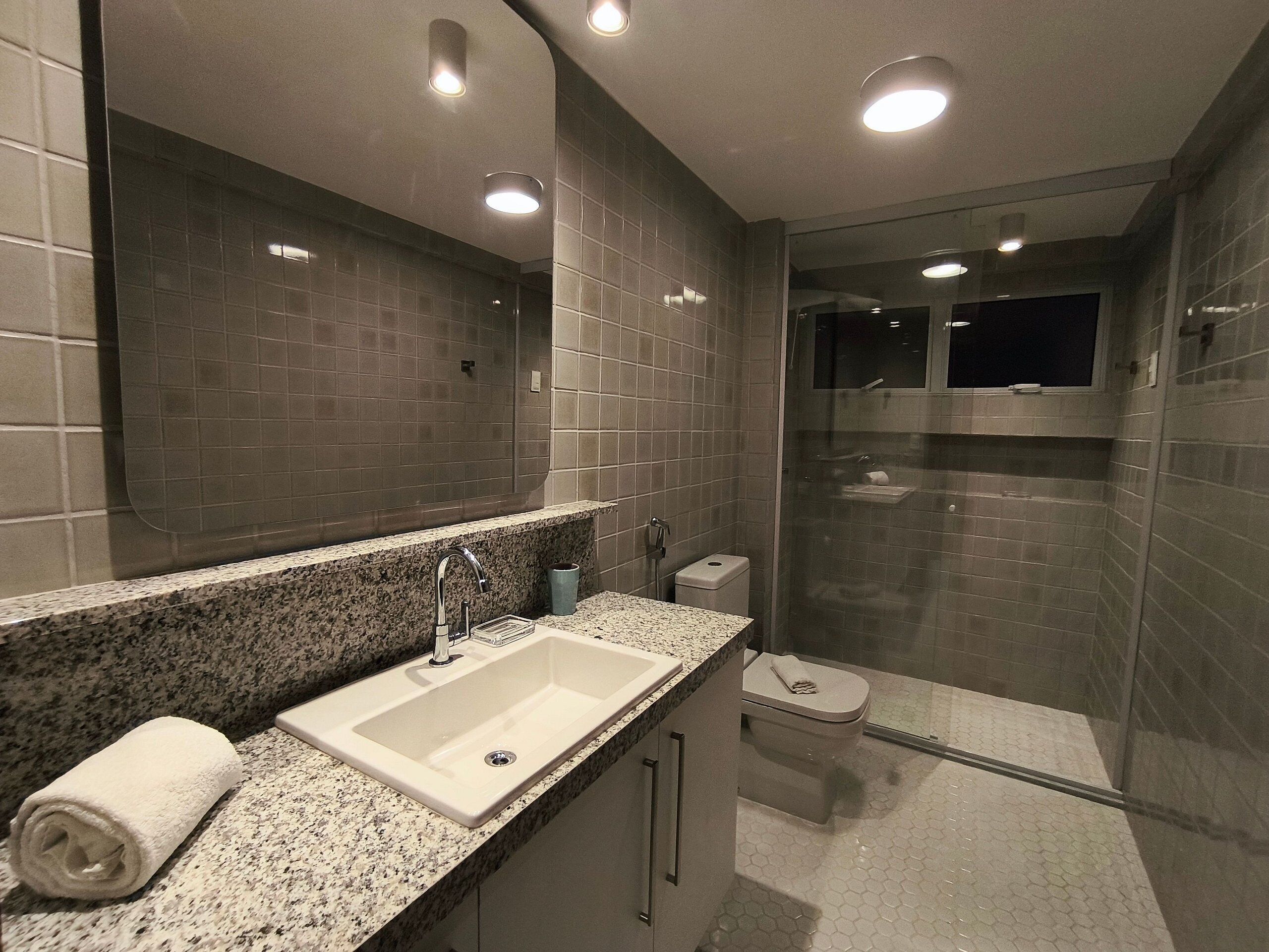 Apartamento | Banheiro | Chuveiro, toalhas de banho, papel higiênico 