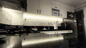 Apartamento | Cozinha privada | Geladeira, micro-ondas, fogão, cooktop
