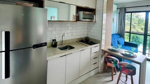Apartemen | Dapur pribadi | Lemari es besar, microwave, kompor, dan blender