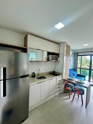 Lejlighed | Privat køkken | Køleskab/fryser i fuld størrelse, mikrobølgeovn, kogeplade, blender