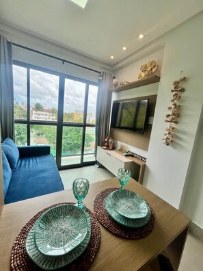 Lejlighed | Opholdsområde | 32-tommers smart-tv med kabelkanaler