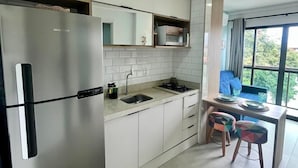 Apartemen | Dapur pribadi | Lemari es besar, microwave, kompor, dan blender
