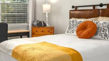 3 عدّة غرف نوم وخزنة داخل الغرفة ومكتب ومكواة/لوح كي