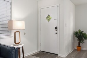 Interior - Heights Brands by Oasis - Condo Uno - the best of Birmingham - charming home (Vestavia Hills)