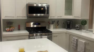 Geladeira, micro-ondas, fogão, cooktop