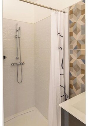Regadera, toallas, papel de baño 