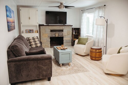 Charming 2-bedroom home near Mona Lake. Pet Friendly!