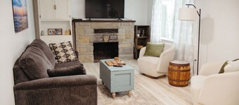 Charming 2-bedroom home near Mona Lake. Pet Friendly!