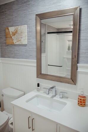 Secador de pelo, toallas, jabón y champú