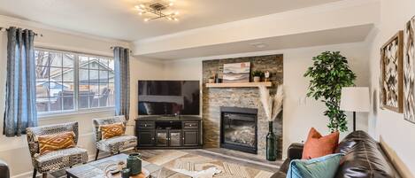 Smart TV, chimenea, videojuegos, libros