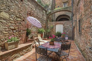 Outdoor dining - Room 'Cannella Triple  - Ground Floor' with Shared Terrace and Wi-Fi (Montecarlo)