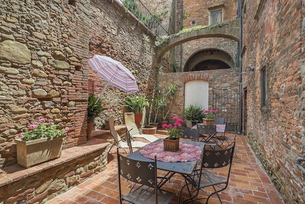 Outdoor dining - Room 'Cannella Triple - Ground Floor' with Shared Terrace and Wi-Fi (Montecarlo)