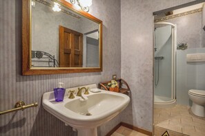Shower, hair dryer, towels - Room 'Cannella Triple  - Ground Floor' with Shared Terrace and Wi-Fi (Montecarlo)