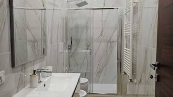 Doccia, bidet, asciugamani