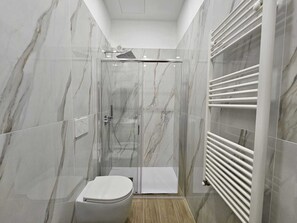 Shower, bidet, towels