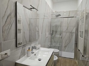 Een douche, een bidet, handdoeken