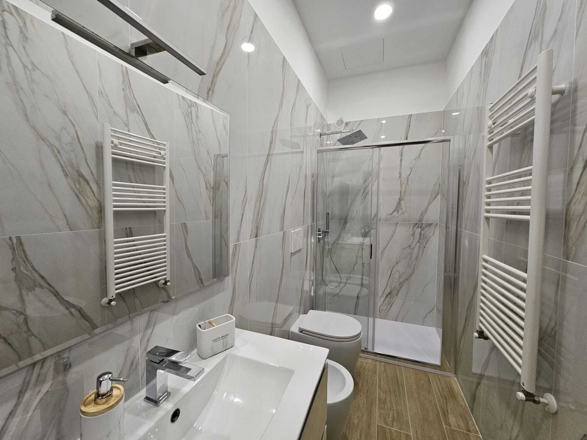 Dusche, Bidet, Handtücher