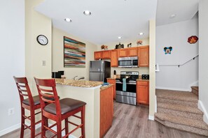Microwave, oven, stovetop, dishwasher - Charming and Themed 3-bedroom townhome with Pools and fitness room in Kissimmee (Kissimmee)