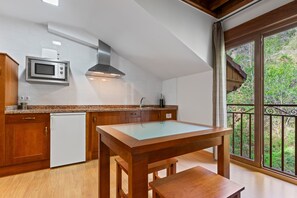 Geladeira, micro-ondas, cooktop, lava-louças