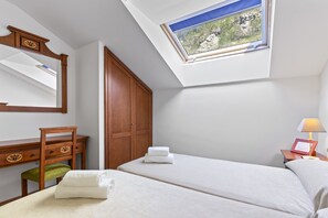 1 bedroom, bed sheets