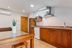 Réfrigérateur, micro-ondes, plaque de cuisson, lave-vaisselle