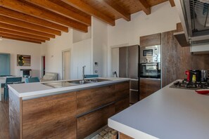 Jääkaappi, mikroaaltouuni, uuni, liesi