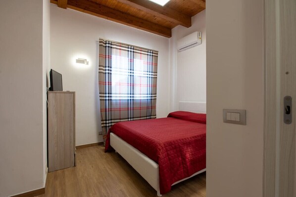 2 Schlafzimmer, Schreibtisch, Bügeleisen/Bügelbrett, WLAN