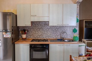 Een koelkast, een oven, een kookplaat, een koffiezetapparaat/waterkoker