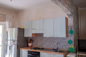 Réfrigérateur, four, plaque de cuisson, cafetière/bouilloire