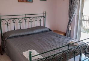 2 chambres, fer et planche à repasser, draps fournis