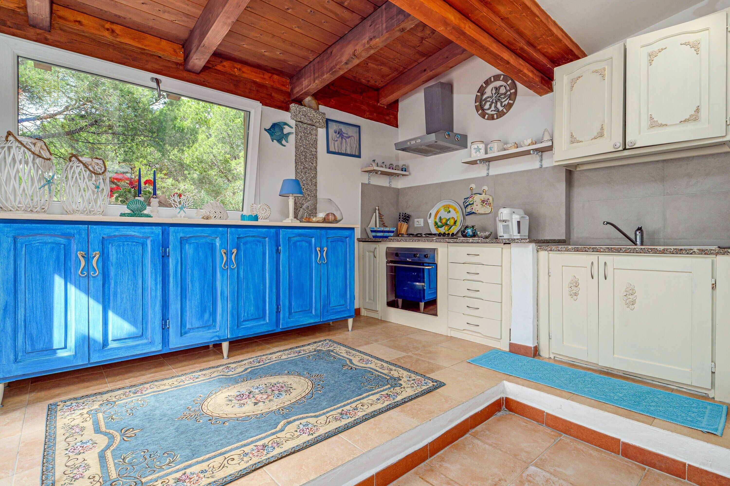 Fridge, oven, stovetop, coffee/tea maker