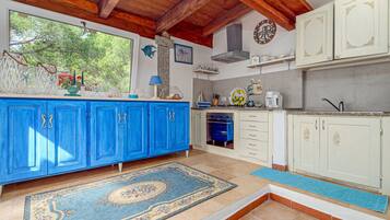 Fridge, oven, stovetop, coffee/tea maker