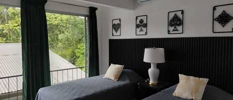 3 habitaciones, escritorio, tabla de planchar con plancha y wifi