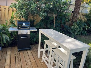 Outdoor dining - Waterfront luxury bungalow with private beach, paddleboards, kayaks and bikes! (Jensen Beach)
