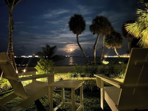 Waterfront luxury bungalow with private beach, paddleboards, kayaks and bikes!