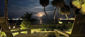 Waterfront luxury bungalow with private beach, paddleboards, kayaks and bikes!