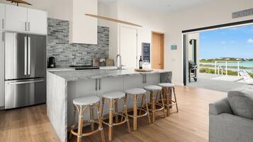 Jääkaappi, mikroaaltouuni, uuni, liesi