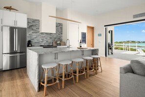 Geladeira, micro-ondas, fogão, cooktop
