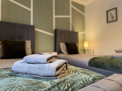 Lovely 2 Bedroom Home | 3 Beds | Free Parking