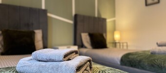 Lovely 2 Bedroom Home | 3 Beds | Free Parking