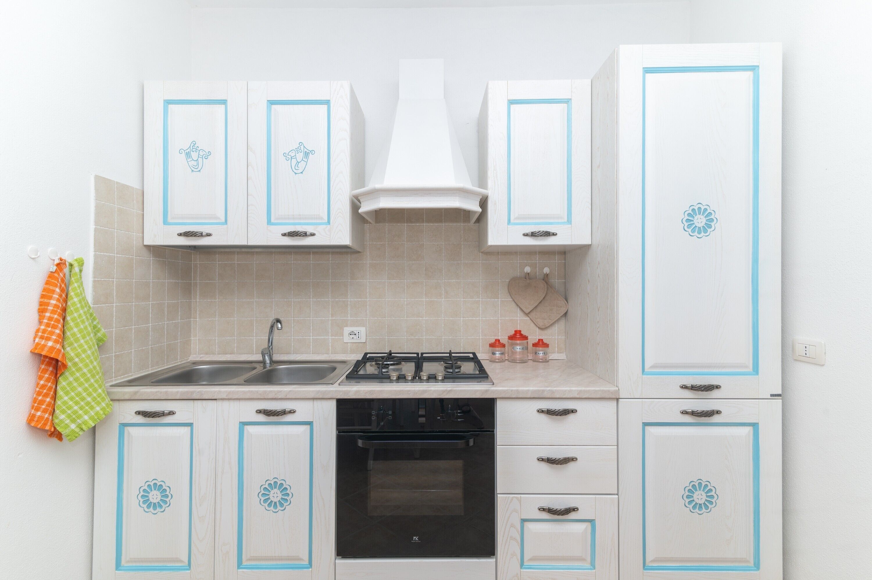 Kühlschrank, Ofen, Herdplatte, Kochgeschirr/Geschirr/Besteck