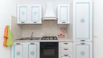 Kühlschrank, Ofen, Herdplatte, Kochgeschirr/Geschirr/Besteck