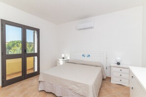 1 habitación, tabla de planchar con plancha y ropa de cama 