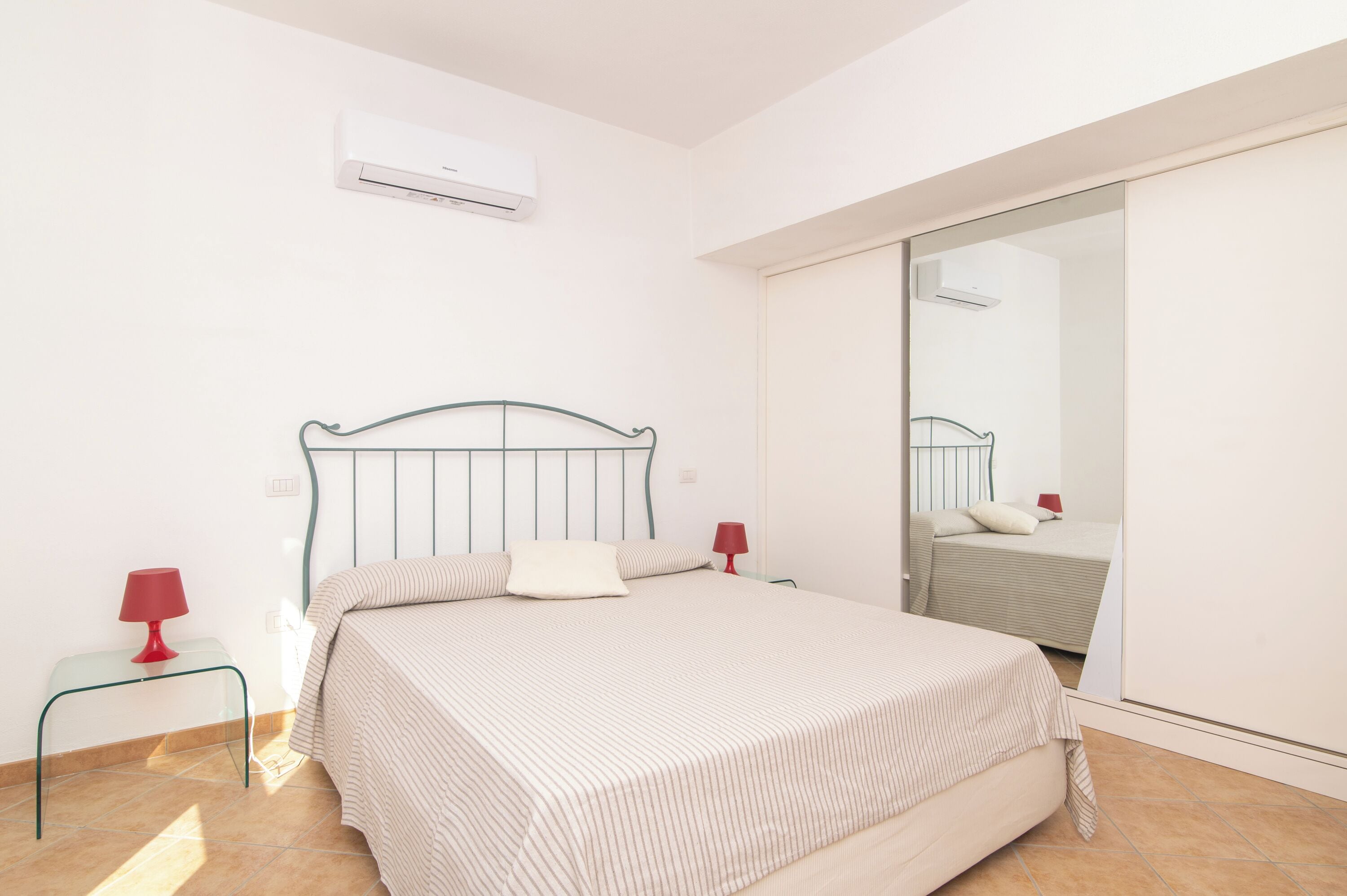 2 dormitorios, tabla de planchar con plancha, ropa de cama