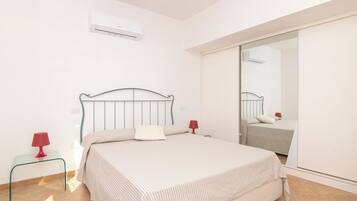 2 dormitorios, tabla de planchar con plancha, ropa de cama